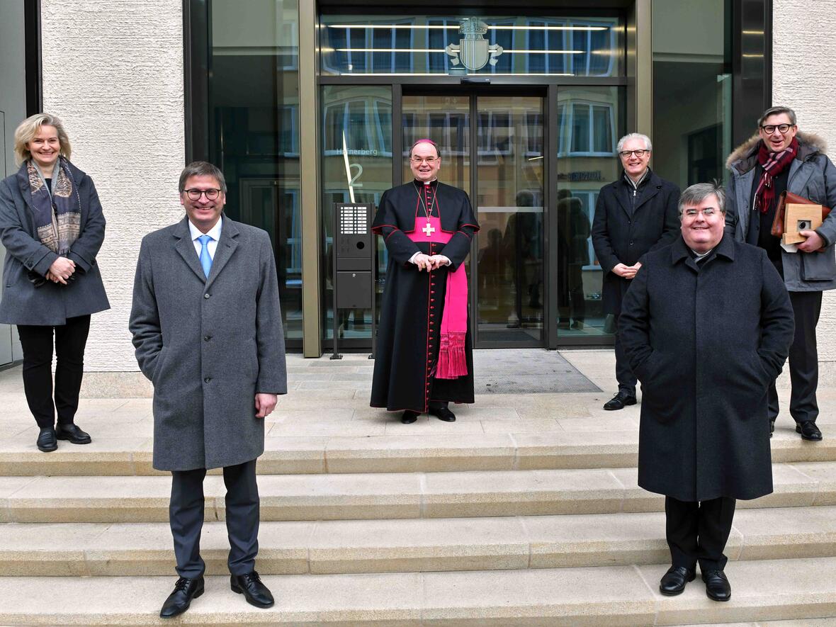 Sie stehen für das neue Bürogebäude am Hafnerberg (v.l.): Diane Rußwurm (Vorstand Kath. Pfründestiftungsverbund St. Ulrich), Günter Groll (Vorstandsvorsitzender KiTA-Zentrum St. Simpert), Bischof Dr. Bertram Meier, Architekt Dip.-Ing. Ulrich Rumstadt, Generalvikar Monsignore Harald Heinrich, Finanzdirektor Jérôme-Oliver Quella (Foto: Nicolas Schnall / pba)