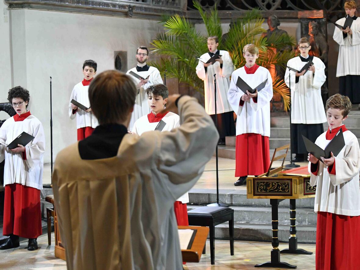 Die Augsburger Domsingknaben unter der Leitung von Domkapellmeister Stefan Steinemann eröffneten die 24-stündige Andacht musikalisch. (Foto: Nicolas Schnall / pba)