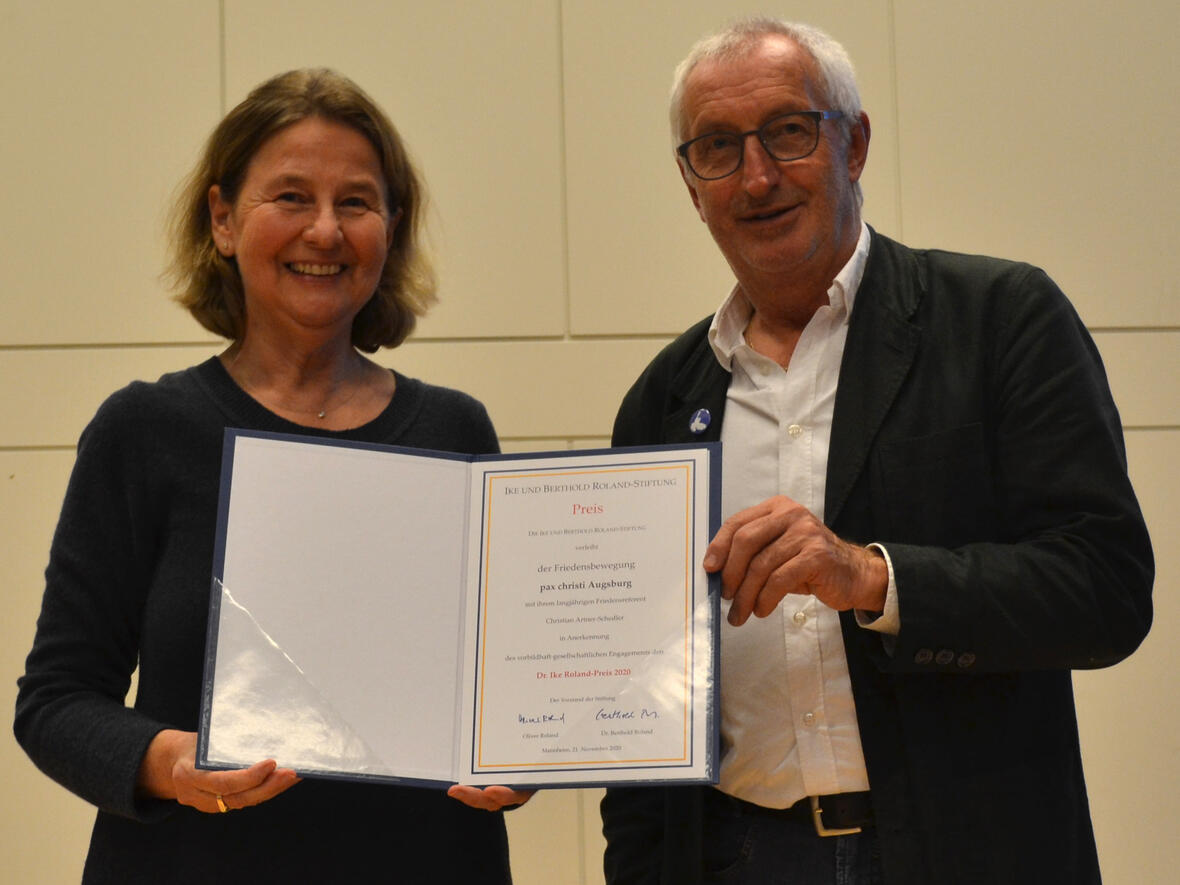 Nach 34 Jahren Friedensarbeit wurde Christian Artner-Schedler in den Ruhestand verabschiedet. Barbara Emrich (links) ist Mitglied im Vorstand. (Foto: pax christi)