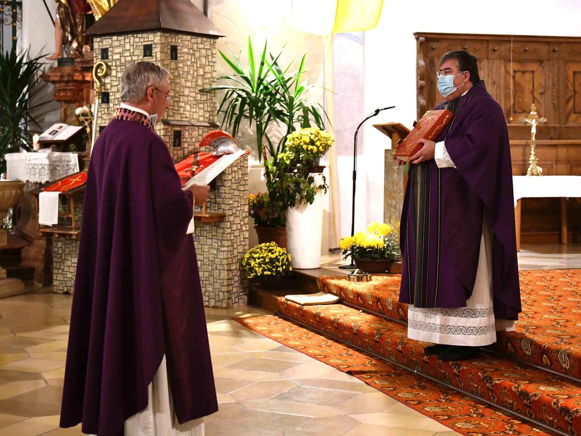 Generalvikar Harald Heinrich hat Pfarrer Johannes Schaufler gestern in sein Amt als Dekan von Dillingen eingeführt. (Foto: Maria Steber / pba)