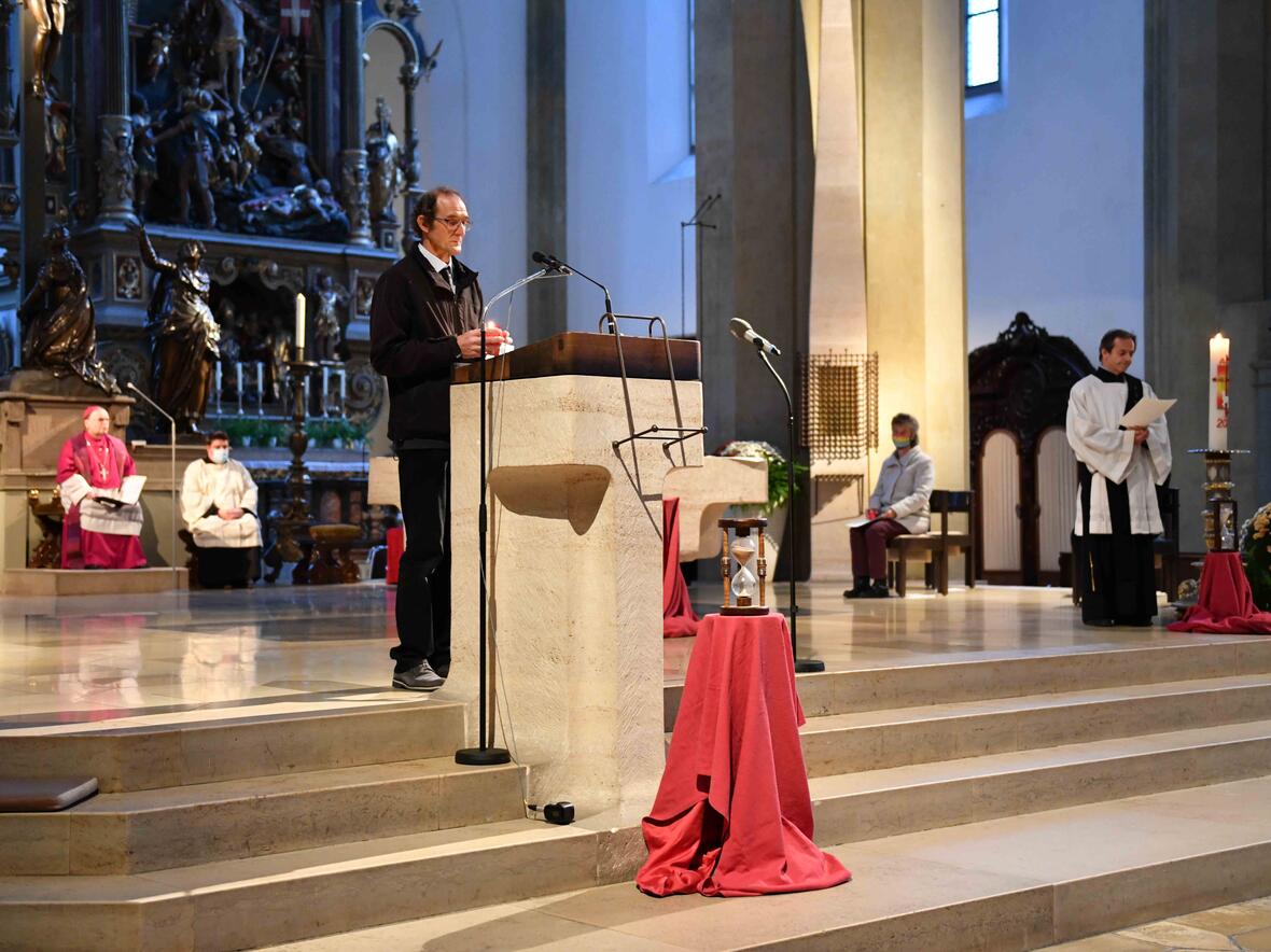 In einer Gedenkfeier konnten Trauernde heute Abschied von Angehörigen nehmen, die während der Corona-Pandemie verstorben waren. (Foto: Maria Steber / pba)
