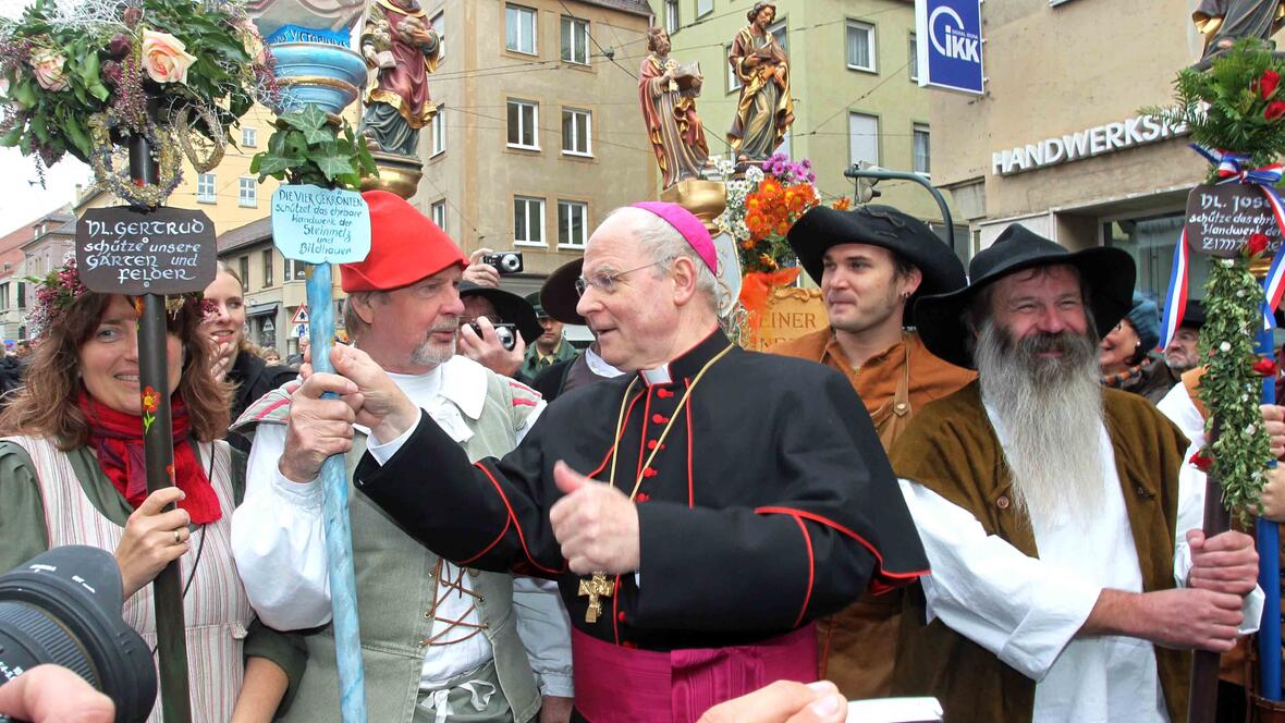 Bischof Konrad wurde am Tag seiner Amtseinführung von tausenden Menschen willkommen geheißen und durch die Straßen begleitet. (Fotos: Annette Zoepf / pba)