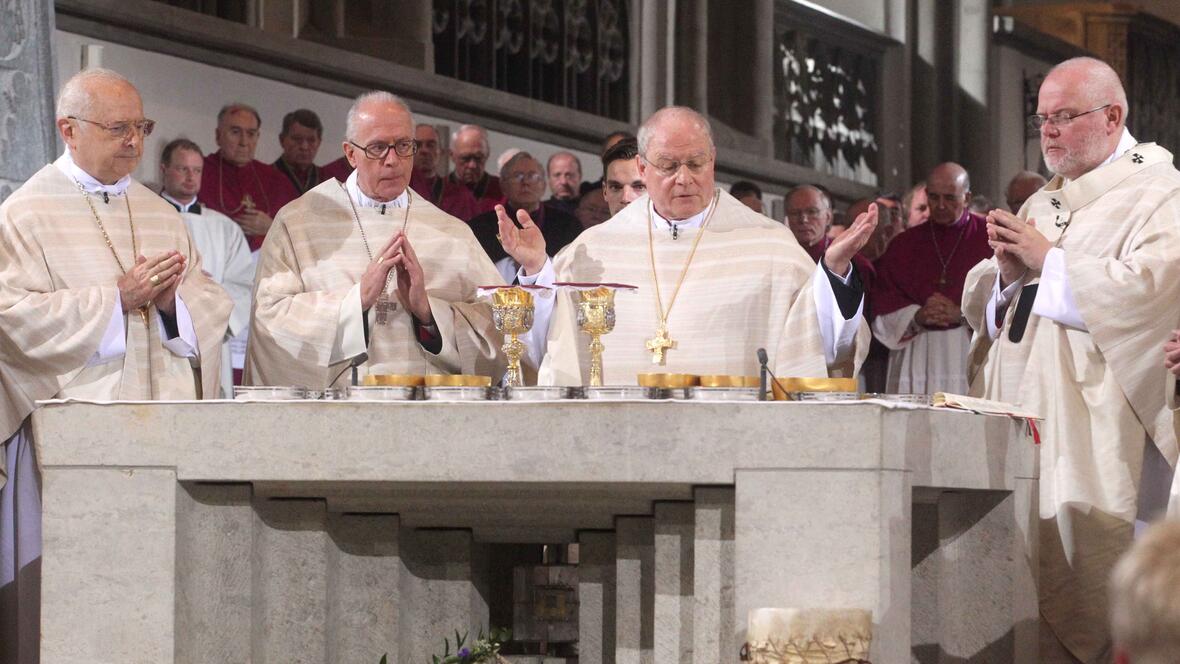 Bischof Konrad beim Pontifikalamt anlässlich seiner Amtseinführung zusammen mit Erzbischof Zollitsch, Nuntius Périsset und Erzbischof Marx am Altar.