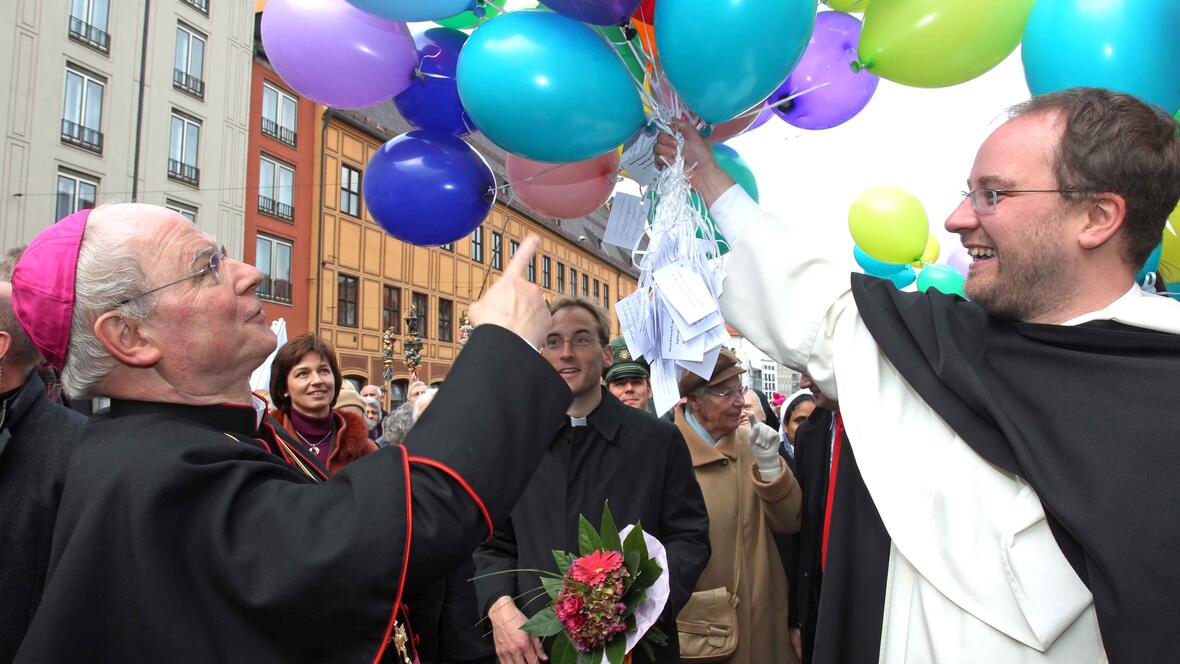 Auch Vertreter von Ordensgemeinschaften hatten sich für den neuen Bischof etwas einfallen lassen. 