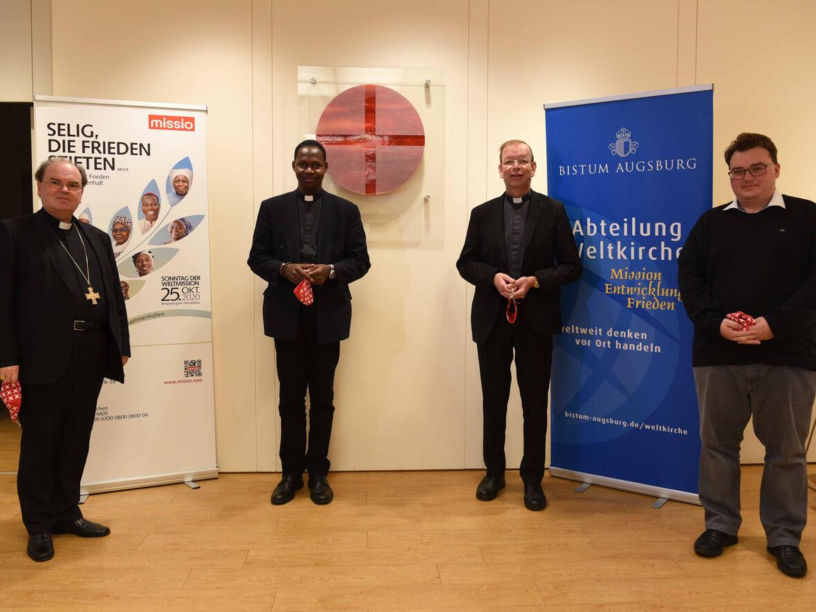 Bei einem Gespräch vor Medienvertreter berichtete Abbé Felix Ouedraogo über die Arbeit der Kirche in Burkina Faso: ( v.l.) Bischof Dr. Bertram Meier, Abbé Felix Ouedraogo, missio-Präsident Msgr. Wolfgang Huber und Dr. Peter Frasch, Referent in der Abteilung Weltkirche im Bistum Augsburg. (Foto: Maria Steber / pba).
