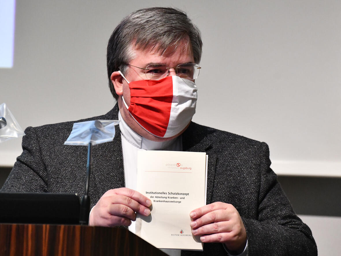 generalvikar-harald-heinrich-mit-dem-schutzkonzept-der-kranken-und-krankenhausseelsorge-foto-julian-schmidt-pba3859344