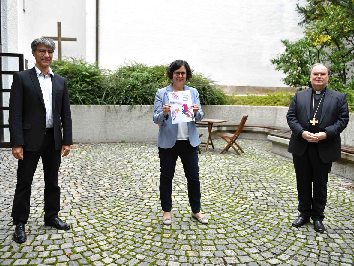 Bei der Vorstellung des Innovationsfonds im Haus St. Ulrich (v.l.): Dr. Thomas Wienhardt, Angelika Maucher, Bischof Dr. Bertram Meier. (Foto: Nicolas Schnall / pba)