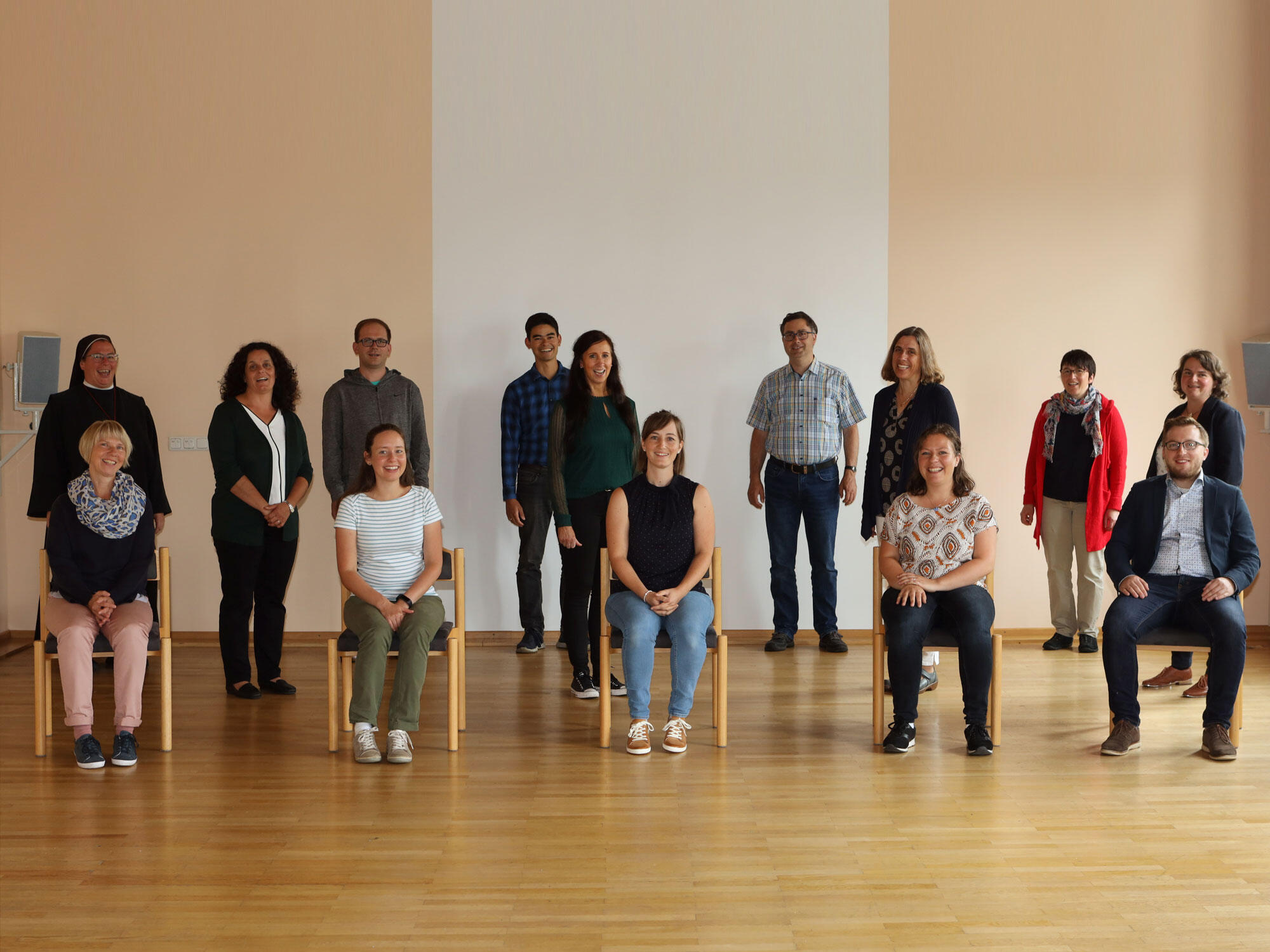 Vierzehn neue Mitarbeiter/-innen wird Bischof Bertram am Samstag für den pastoralen Dienst beauftragen. (Foto: Annette Zoepf / pba)