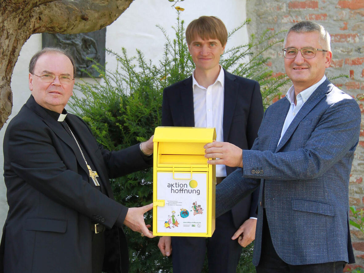Bischof Dr. Bertram Meier, Geschäftsführer Johannes Müller und der neue Aufsichtsratsvorsitzende Anton Stegmair (v. links) bei der Amtsübergabe. (Foto: aktion hoffnung, Karin Stippler)