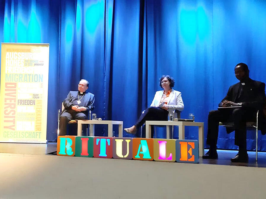 Podiumsdiskussion im Annahof (v.l.): Bischof Dr. Bertram Meier, Seelsorgeamtsleiterin Angelika Maucher und Abbé Felix Ouedraogo. (Foto: Anton Stegmair) 