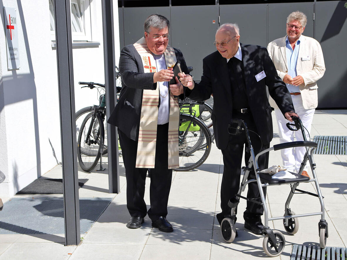 Segnung des Georg-Beis-Hauses mit Generalvikar Heinrich und dem 96-jährigen Namensgeber der Wohnanlage. (Fotos: Bernhard Gattner / Caritas Augsburg)