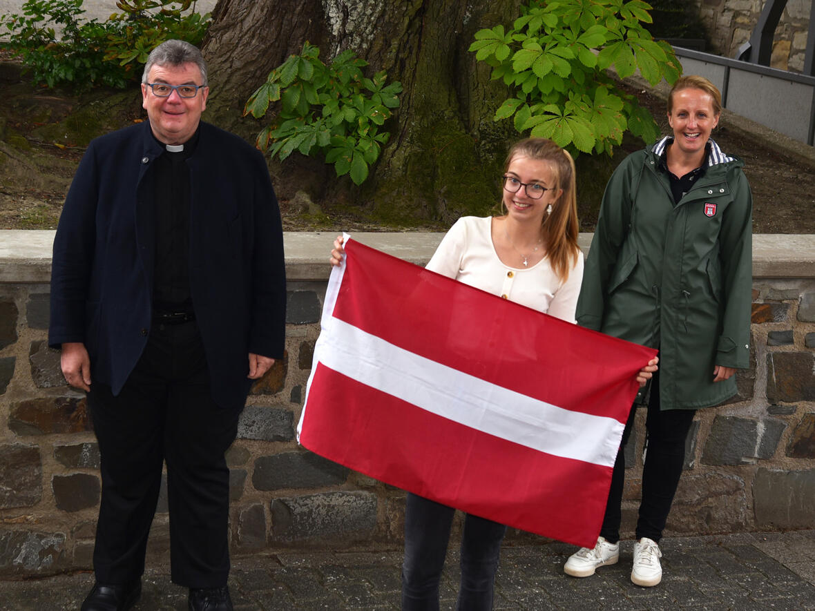 Die neue Bonifatius-Praktikantin aus dem Bistum Augsburg: Julia Hentschke (Mitte) mit Msgr. Georg Austen, Generalsekretär des Bonifatiuswerkes, und Projektreferentin Julia Jesse (v.l.) (Foto: Sr. Theresita M. Müller / Bonifatiuswerk)