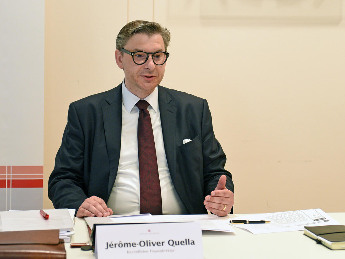 der-bischoefliche-finanzdirektor-jerome-oliver-quella-bei-der-vorstellung-der-jahresabschluesse-des-bistums-foto-julian-schmidt_pba-4_33811700