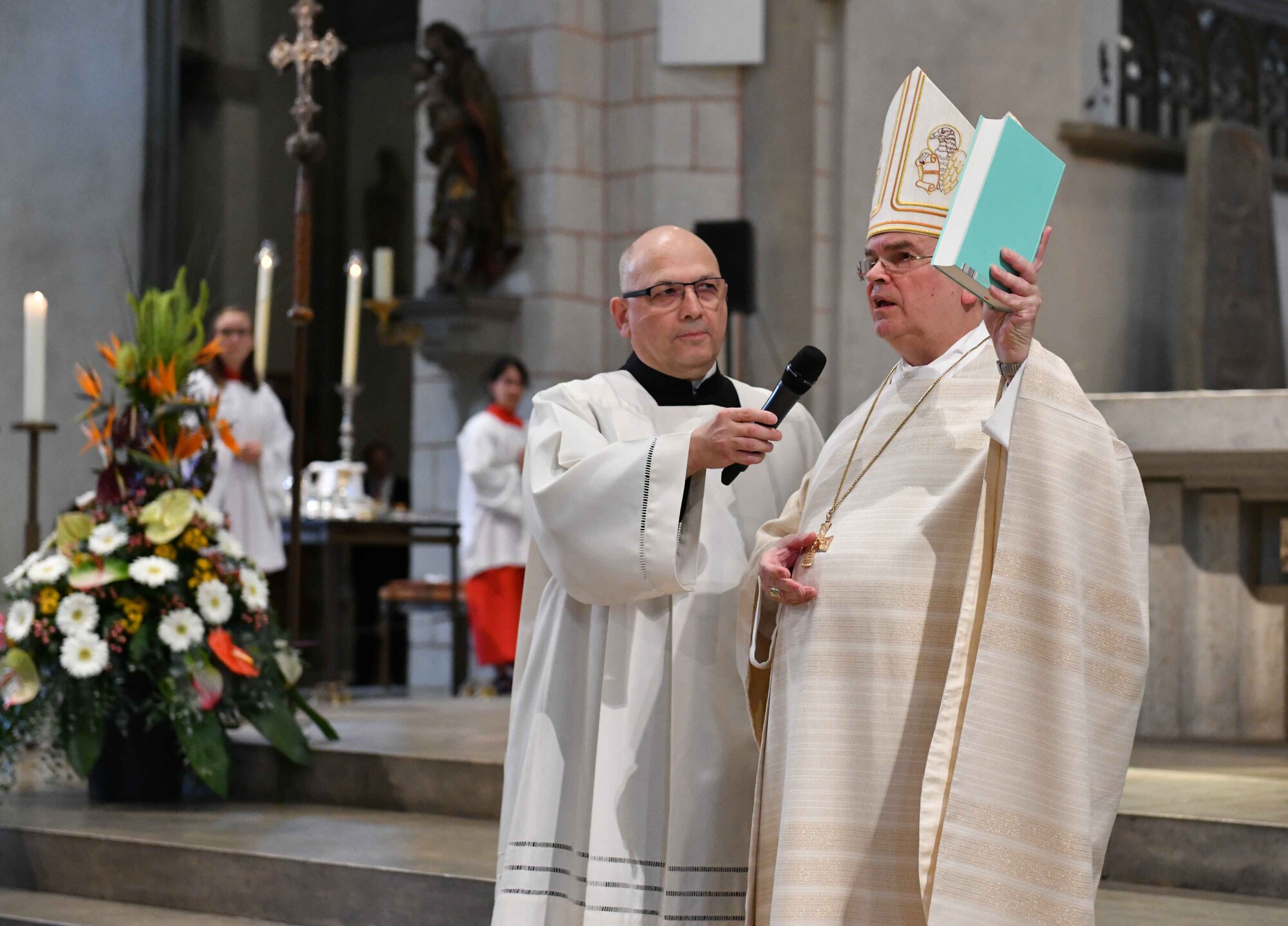 Die Lehrkräfte erhalten eine Bibel als Geschenk (Maria Steber_pba)