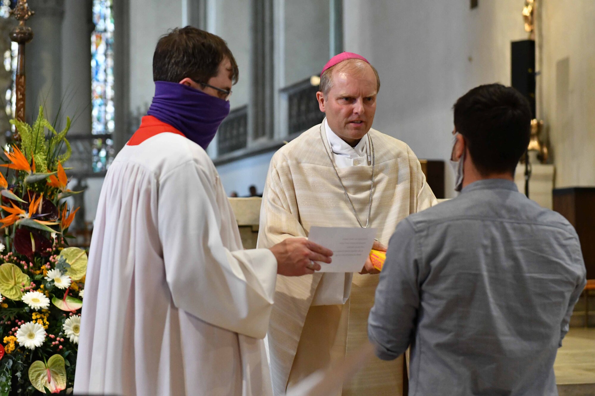 Weihbischof Wörner überreicht Bibel 2 (Maria Steber_pba)