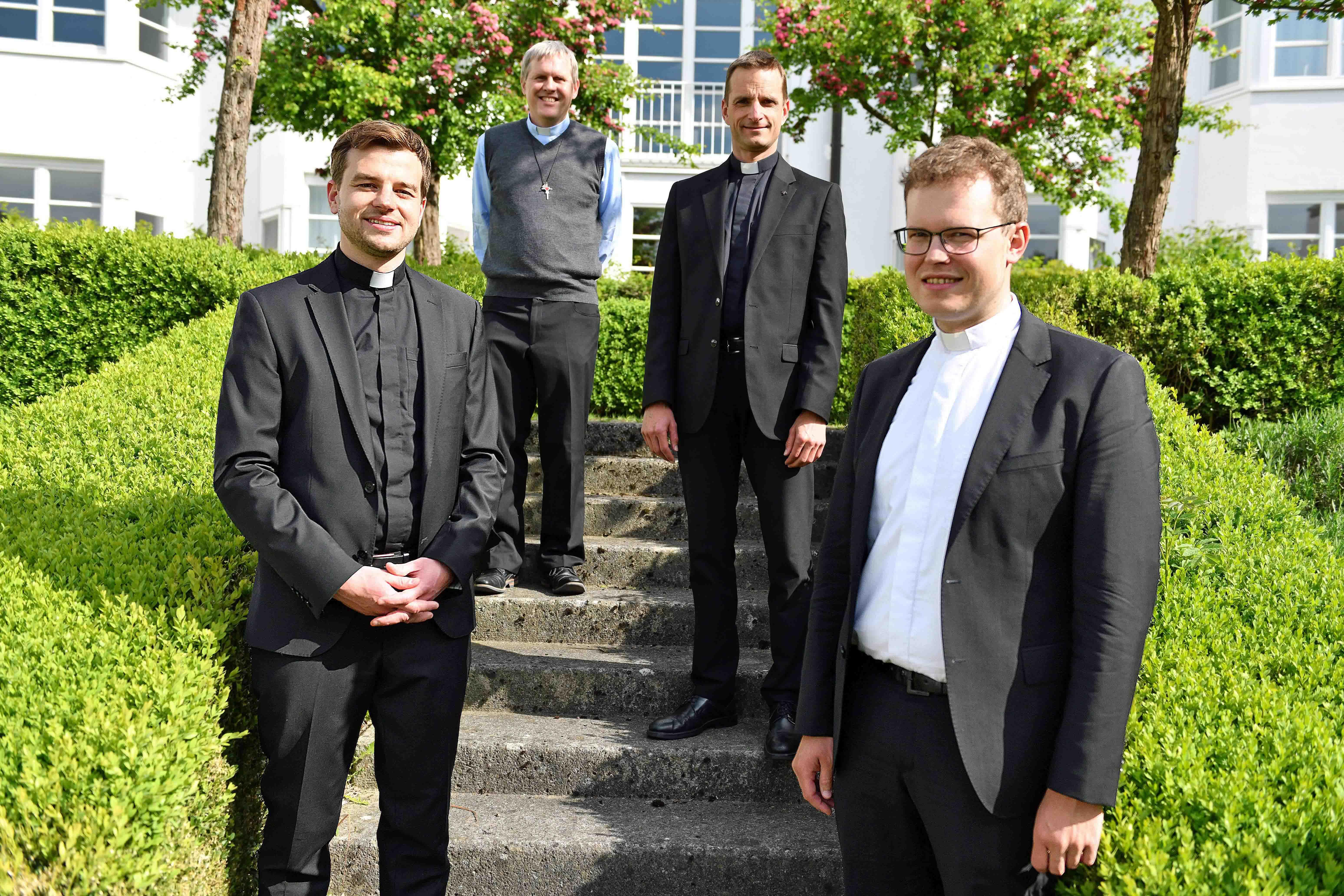 Am 28. Juni werden sie zu Priestern geweiht (v.links): Richard Hörmann, Bruder Michael Sommer, Marco Leonhart und Ludwig Bolkart. (Foto: Nicolas Schnall / pba) 