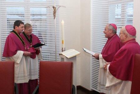 Walter Schmiedel (links) wurde vor den Mitgliedern des Domkapitels, darunter Domdekan Prälat Dr. Dietmar Bernt (2.v.l.) und Dompropst Weihbischof Dr. Dr. Anton Losinger (3.v.l.), und Bischof Dr. Konrad Zdarsa auf die Statuten vereidigt.