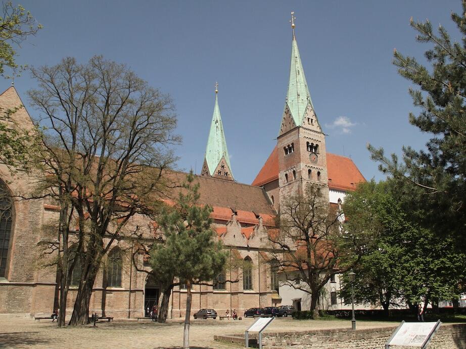 Der Hohe Dom zu Augsburg: Nicht nur dort sind vielleicht bald wieder Gottesdienste möglich. (Foto: Daniel Jäckel/pba)