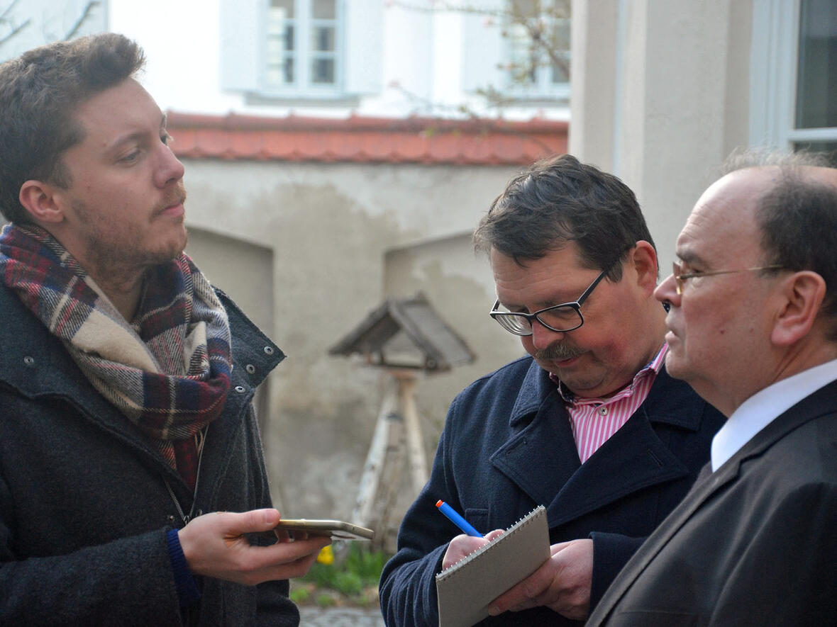 Kurz vor diesem Pressetermin erfuhr KNA-Redakteur Christopher Beschnitt (links) von der Absage der Bischofsweihe, seine Hochzeit musste er einige Zeit später auch verschieben. (Foto: Johannes Müller / SonntagsZeitung)