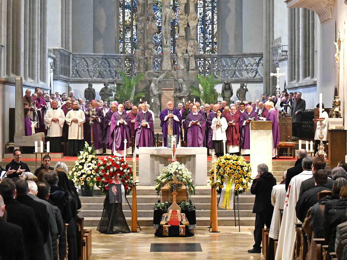 pontifikalrequiem-und-beisetzung-fuer-bischof-em-viktor-josef-dammertz-foto-nicolas-schnall_pba-103690379