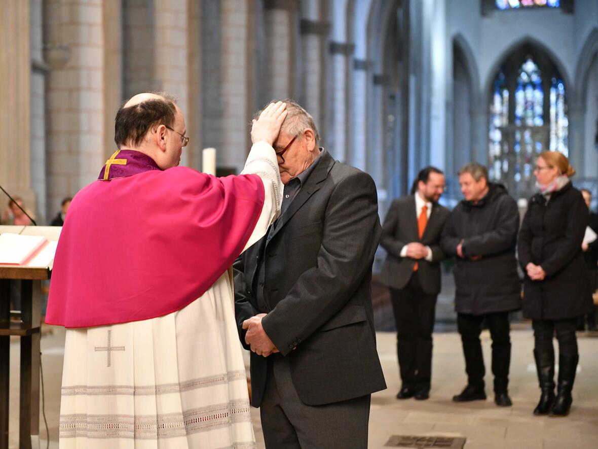 Prälat Meier legte jedem einzelnen Bewerber die Hand als Zeichen des Segens auf. (Foto: Maria Steber / pba)