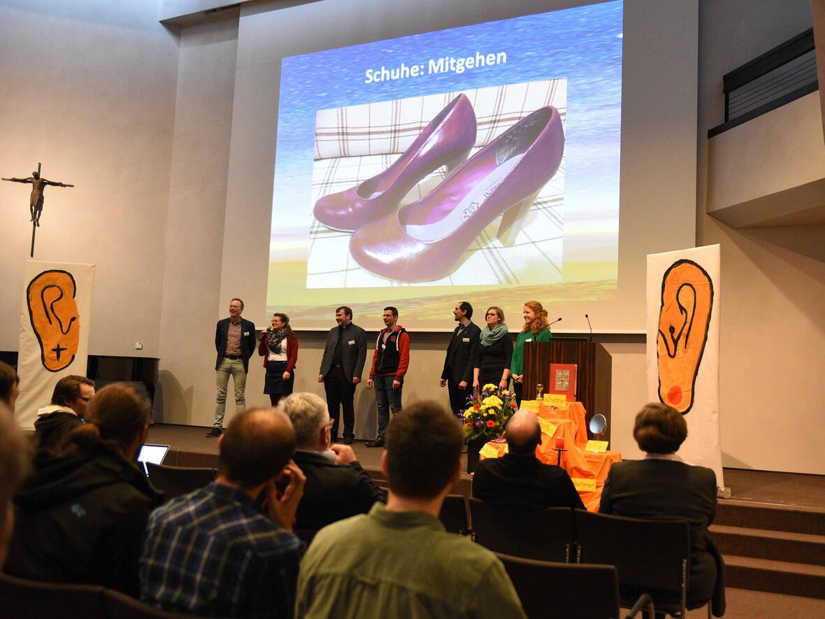 Vielfältige Impulse zur Begleitung junger Menschen: Dies bekommen seit heute über 140 Teilnehmer der Jugendwerkwoche (Fotos: Maria Steber / pba).