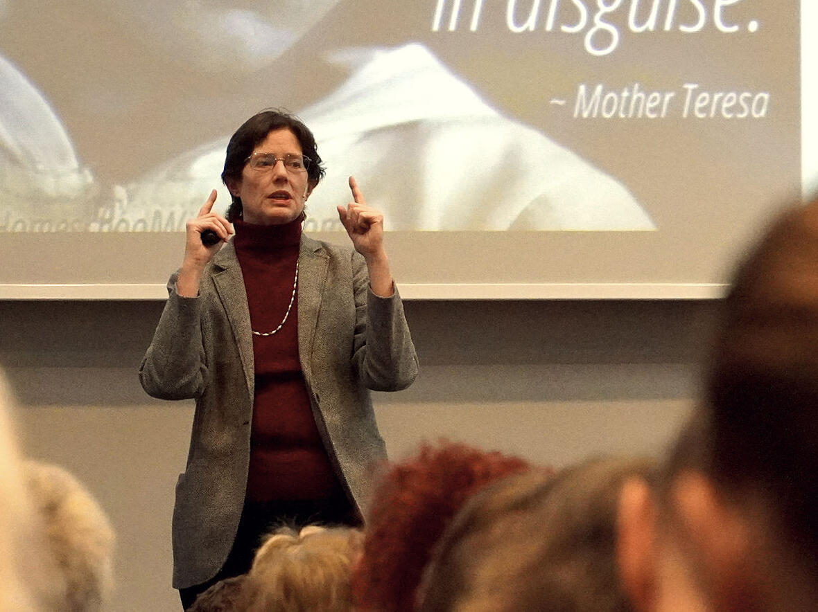 Sherry Weddell bei ihrem Vortrag vor 400 Interessierten. (Foto: Raphael Schadt / CREDO)