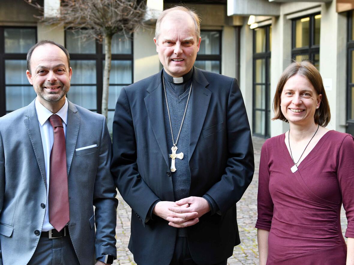 Ab dem kommenden Schuljahr gibt es mit Dr. Kristina Roth und Markus Moder eine Doppelspitze in der diözesanen Abteilung Schule und Religionsunterricht. Auf dem Bild zusammen mit Weihbischof Florian Wörner, Leiter der Hauptabteilung V Schule. (Foto: Nicolas Schnall / pba).