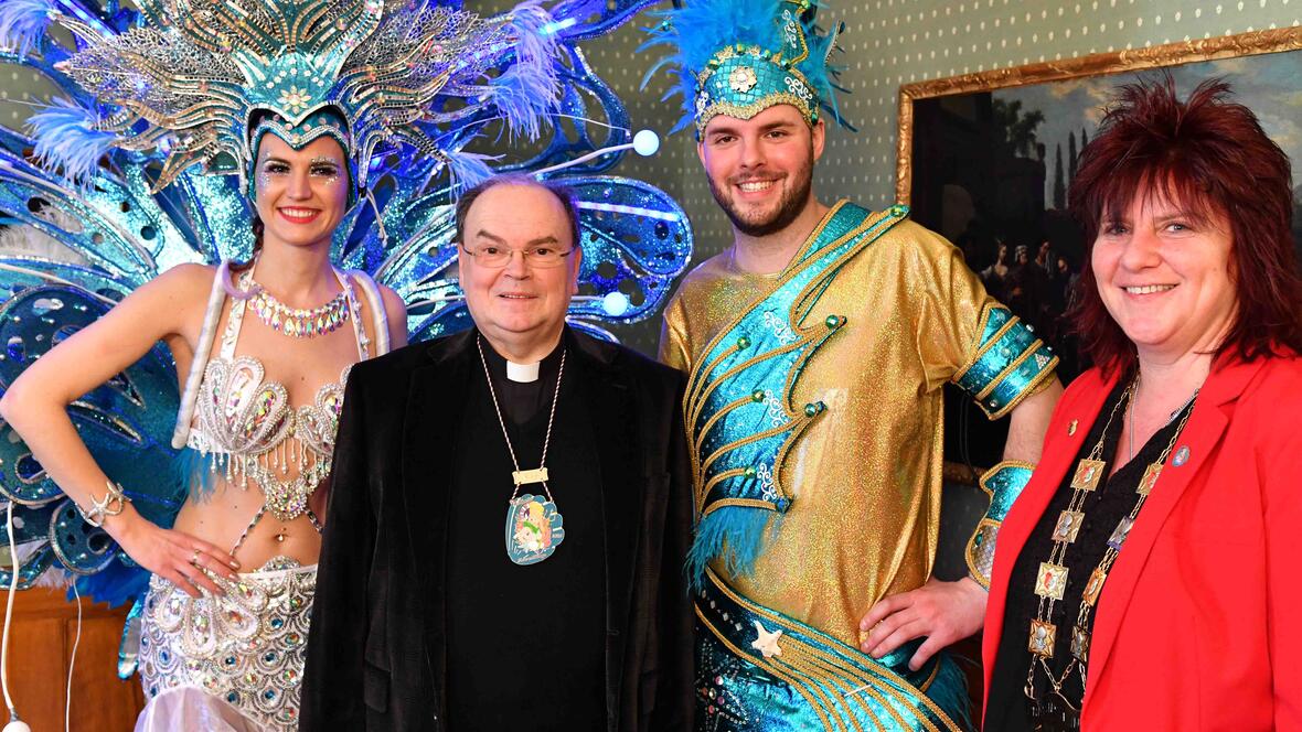 Diözesanadministrator Bertram Meier erhält den Faschingsorden der Hollaria 2020 (Fotos: Nicolas Schnall / pba).