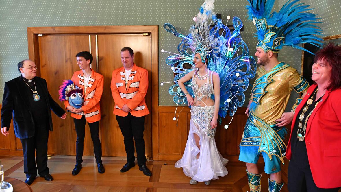 Diözesanadministrator Meier begrüßt eine Abordnung der Faschingsgesellschaft Hollaria Augsburg.