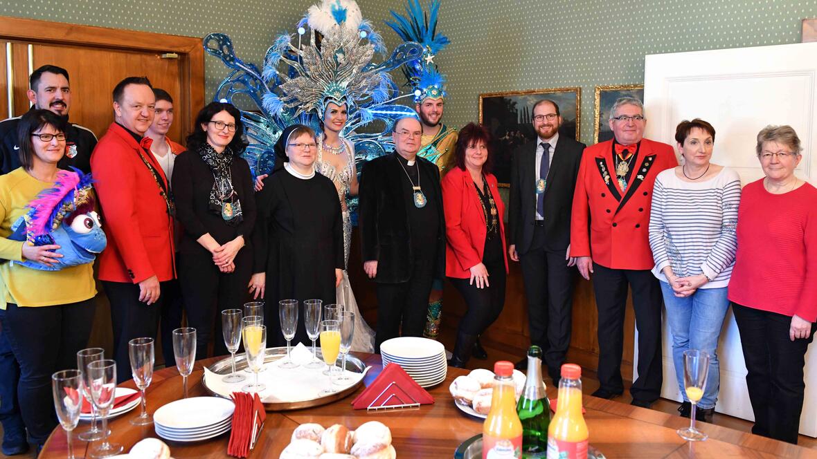 Die Faschingsgesellschaft Hollaria zusammen mit diözesanen Mitarbeiterinnen und Mitarbeitern.