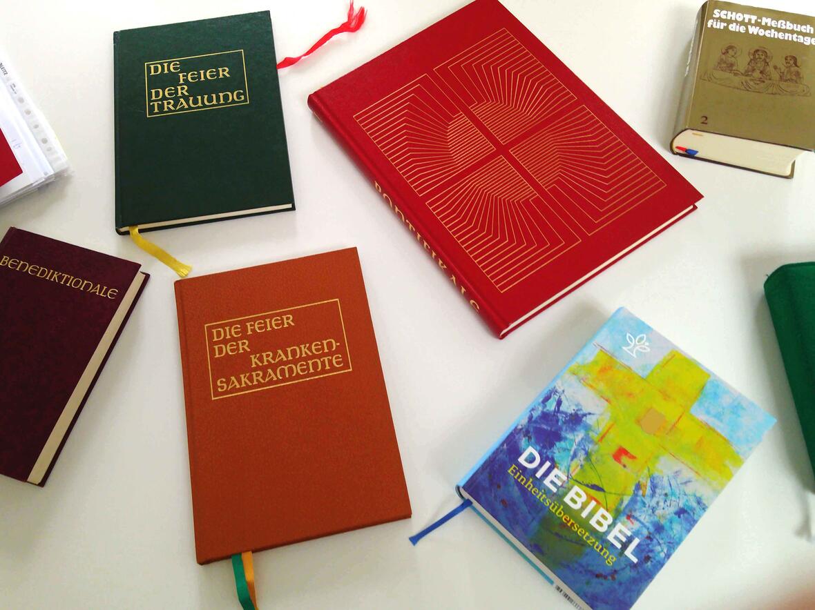 Die liturgischen Bücher spielen beim Kurs und in den Lehrbriefen eine wichtige Rolle. (Foto: Veronika Ruf)