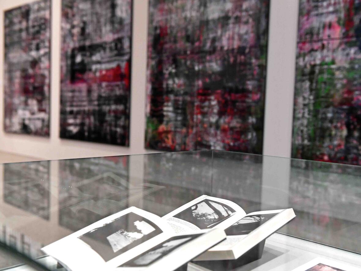 In einer Vitrine sind die vier Bilder über den systematischen Massenmord zu sehen, die den Ausgangspunkt für Gerhard Richters Zyklus Birkenau darstellten. (Fotos: Nicolas Schnall / pba)