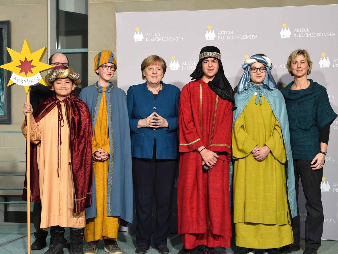 Kinder aus der Pfarrei St. Georg und Michael in Augsburg-Göggingen haben heute zusammen mit ihrer Begleiterin das Bistum Augsburg beim Empfang der Bundeskanzlerin in Berlin vertreten. (Foto: Ralf Adloff / Kindermissionswerk)