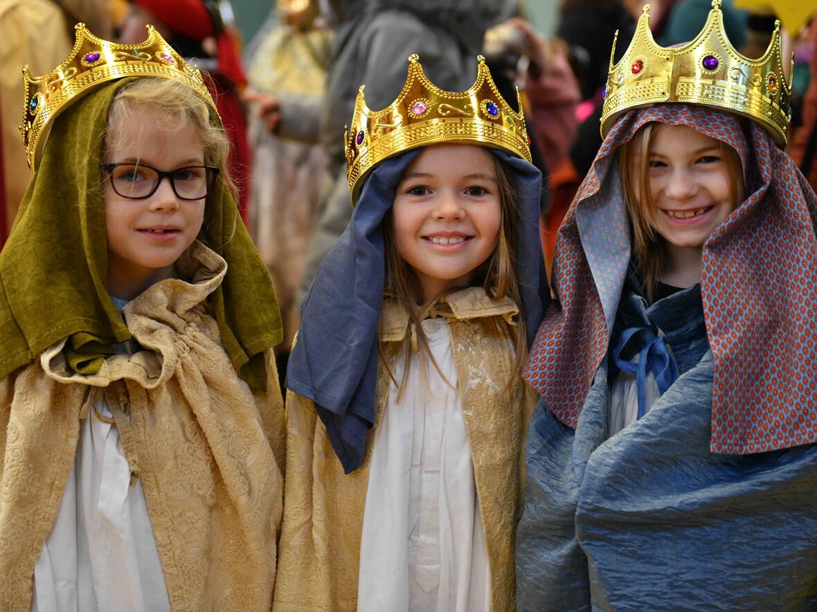 Rund 450 Sternsinger kamen heute zur diözesanen Eröffnung nach Schwabmünchen. Diese Mädchen waren drei davon. (Foto: Maria Steber / pba).