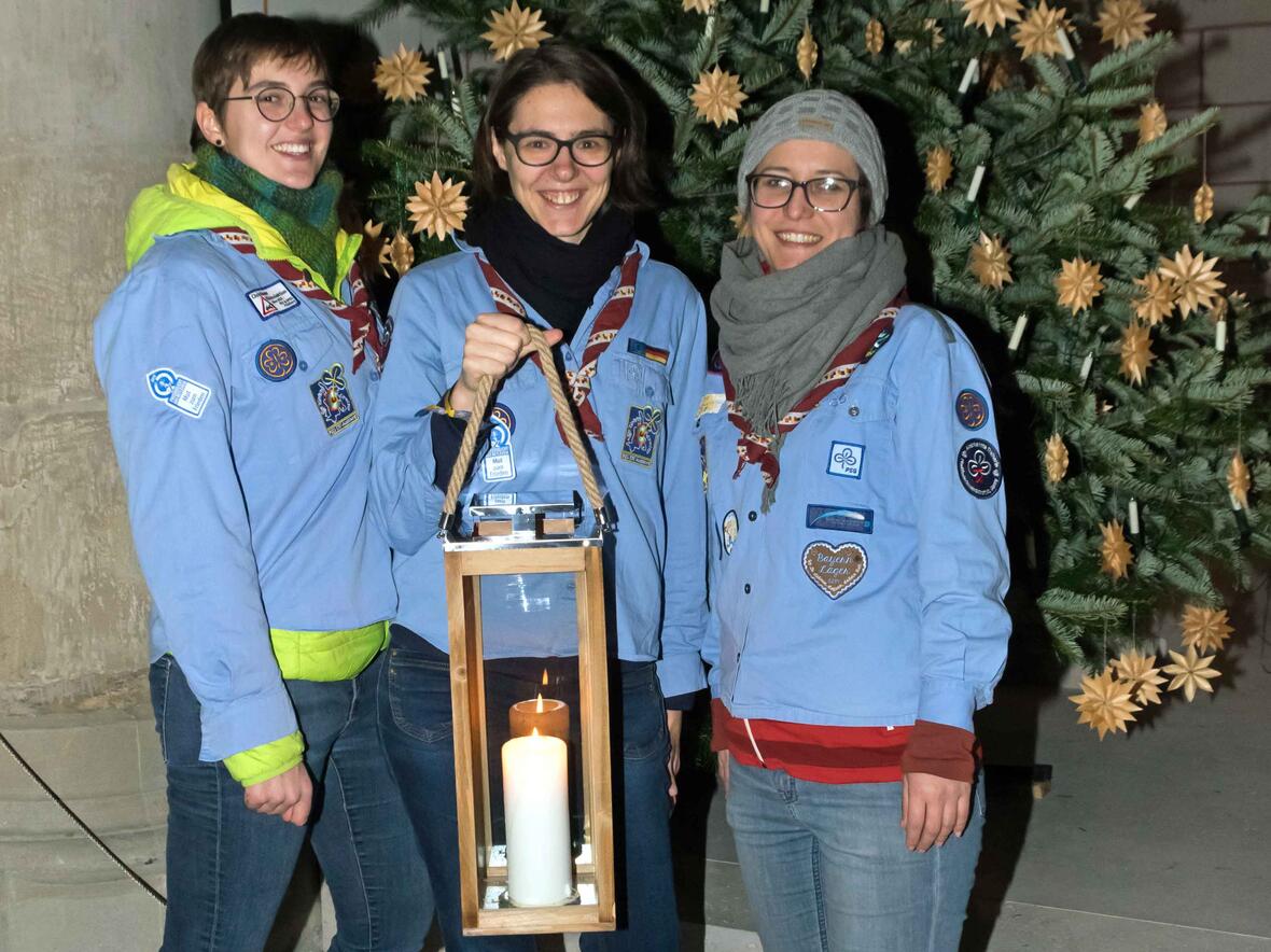 Die Pfadfinderinnen Franziska Hankl, Lisa Gabler und Michaela Kilian holten das Friedenslicht in Wien ab und brachten es mit dem Zug sicher nach Augsburg. (Foto: PSG) 