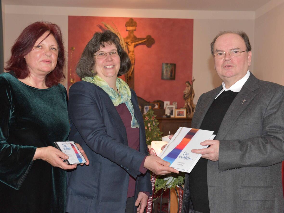 Die neue Werkmappe zu „Exerzitien im Alltag“: Heute wurde sie von Ursula Lobmaier, Referentin für „Exerzitien im Alltag“ (2.v.l.) und Carolin Aumann, Referentin in der Blinden- und Sehbehindertenseelsorge, an den Diözesanadministrator überreicht. (Foto: Maria Steber / pba).