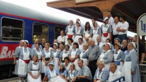 Diözesanadministrator WB J.Grünwald 2.R. 4.v.r. und Pfarrer B. Waltner 1.R. 3. v. r. mit den mitreisenden Helfern der Malteser Krankenfraternität auf dem Bahnsteig in Lourdes. Bild. Rauch
