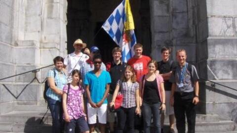 Pfarrer Bernhard Waltner 3.R. 1. v.r. mit einigen Teilnehmern am Jugendprogramm der Lourdeswallfahrt. Bild. Rauch