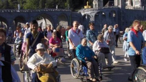 Pilger aus dem Bistum Augsburg im Heiligen Bezirk von Lourdes. Bild. Rauch