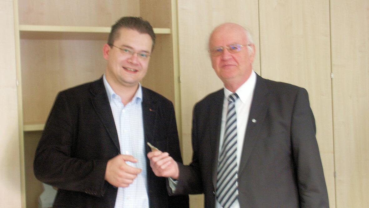 Pater Gerhard Eberts MSF (rechts) übergibt die Presse- und Öffentlichkeitsarbeit an Markus Kremser.