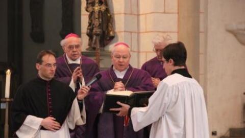 Bischof Dr. Konrad Zdarsa spricht das Segensgebet über die Asche, die als Aschekreuz an die Gläubigen im Gottesdienst ausgeteilt wurde.