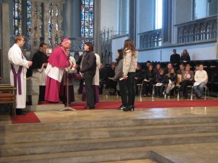 Die Katechumenen treten vor Ihrer Zulassung vor den Bischof. Bild Mitulla.