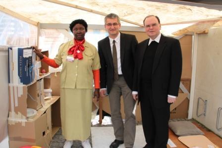 V.l. Joyce Mwikali, Leiterin des Anti-Armut-Projektes AMKO in Nairobi, Theologe im Weltkirchenreferat der Diözese Augsburg Anton Stegmair und DK Prälat Dr. Bertram Meier, Leiter des Referates Weltkirche der Diözese Augsburg in einer nachgebauten Slumhütte bei der Misereor-Eröffnung in Schwabmünchen