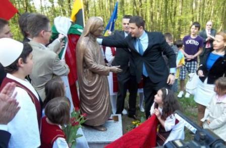 Enthüllung der Mutter Teresa-Statue im Augsburger Klinikpark am 9. April 2011 mit dem Kulturminister der Republik Kosovo, Memli Krasniqi, Bild. Balkanforum Augsburg