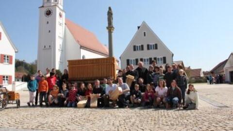 Gruppenbild vor der "größten Rätsche der Welt": Mini´s mit 1. Reihe Mitte v.l. Anton Stegmair Referent im Referat Weltkirche, Harald Weber für die aktion hoffnung, Martin Hörmann verantwortl. für Ministrantenpastoral im BJA, 3.Reihe v.l. DK Prälat Meier, Dekan BGR Schaber.