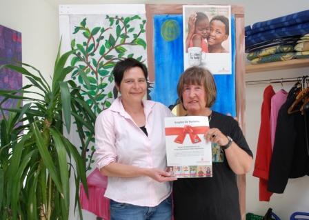 Ruth Heuberer (re.) und Rosa Straub freuten sich über den Erfolg des "Coffee to help" in der Aichacher Tagesstätte der Caritas. Foto: Caritas.