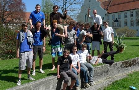 Der Leiter des Offenen Seminars Pfarrer Bernhard Waltner (rechts hinten) mit den Teilnehmern des Glaubenskurses in Benediktbeuren.
