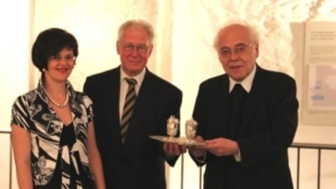 V.l. Melanie Thierbach, Georg Schneck und Weihbischof Grünwald zeigen die silberne Messgarnitur von der Hand des Künstlers Franz Anton Bettle.