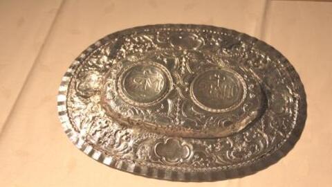 Unterseite des Tabletts der silbernen Messgarnitur